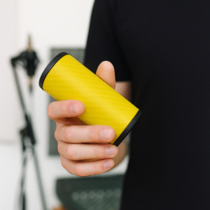 Шейкер музыкальный 10 см жёлтый карбон