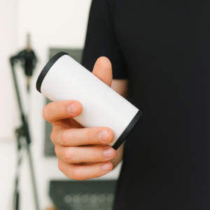 Шейкер музыкальный 10 см белый карбон