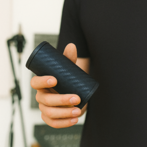 Шейкер музыкальный 10 см чёрный карбон