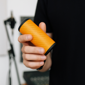 Шейкер музыкальный 10 см оранжевый карбон